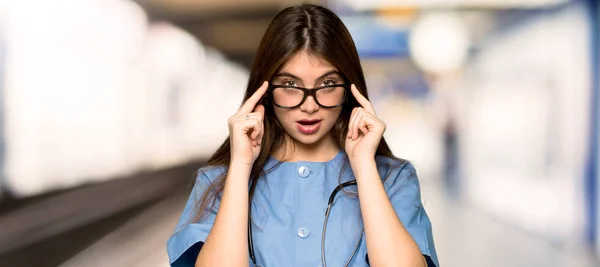 Ung Sjuksköterska Med Glasögon Och Överraskade Sjukhus — Stockfoto