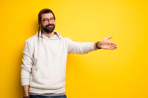 Hippie Muž Dredy Handshaking Dobrý Obchod — Stock fotografie