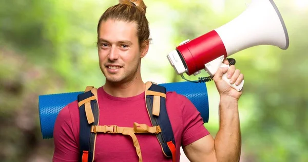 Caminhante Homem Com Mochileiro Montanha Segurando Megafone Montanha — Fotografia de Stock