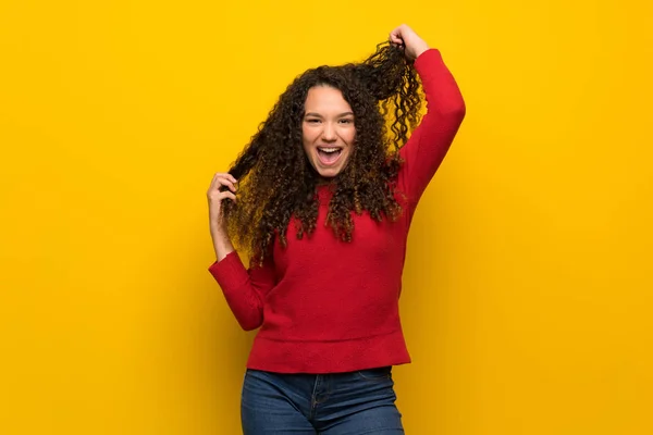 Adolescente chica con suéter rojo sobre la pared amarilla —  Fotos de Stock