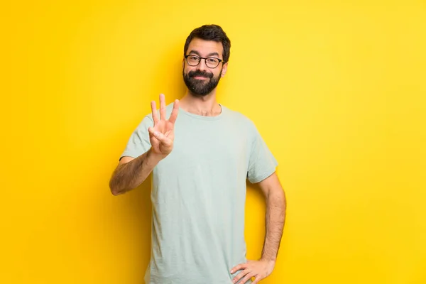 Человек Бородой Зеленой Рубашкой Счастлив Считает Троих Пальцами — стоковое фото