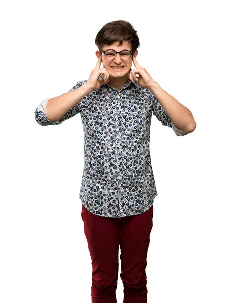 Adolescente Homem Com Camisa Flor Óculos Frustrado Cobrindo Orelhas Com — Fotografia de Stock