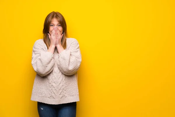 Mulher Ruiva Sobre Parede Amarela Sorrindo Muito — Fotografia de Stock