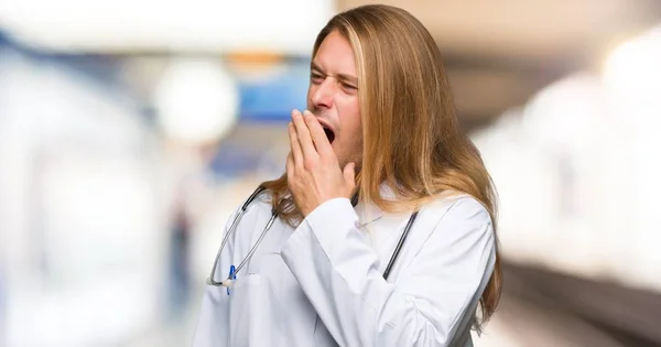 Dottore Uomo Sbadigliando Coprendo Bocca Spalancata Con Mano Ospedale — Foto Stock