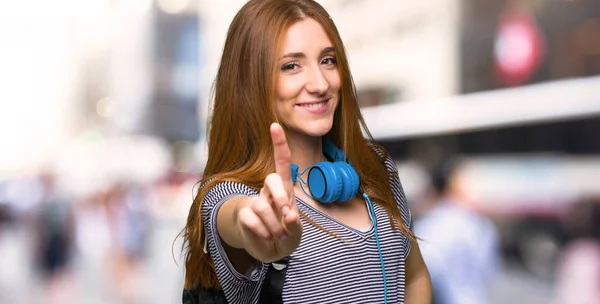 Rothaarige Studentin Zeigt Und Hebt Einen Finger Der Stadt — Stockfoto