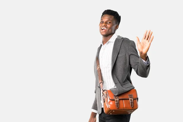 Hombre de negocios afroamericano viajando con maletas sonriendo un —  Fotos de Stock