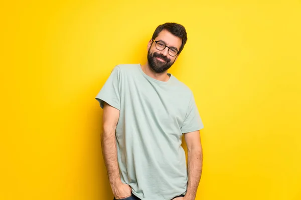 Man Met Baard Groene Shirt Glimlachen — Stockfoto