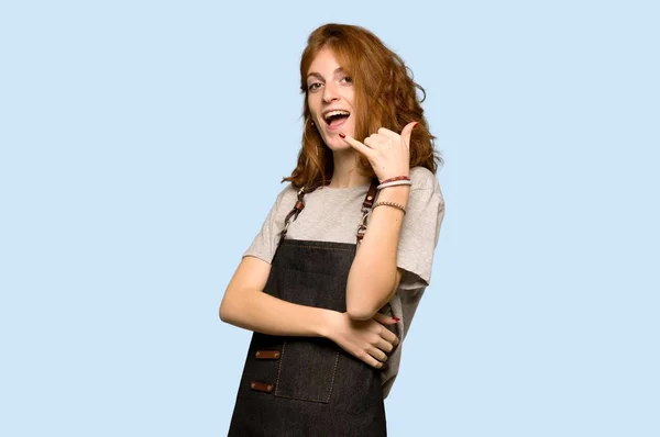 Telefon Jest Yapma Önlük Ile Genç Kızıl Saçlı Kadın Beni — Stok fotoğraf