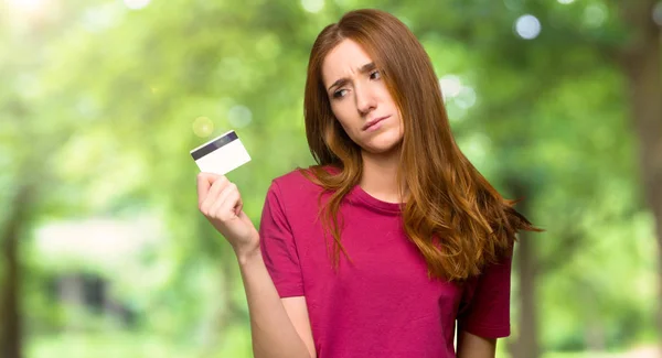 Jovem Ruiva Pegando Cartão Crédito Sem Dinheiro Parque — Fotografia de Stock