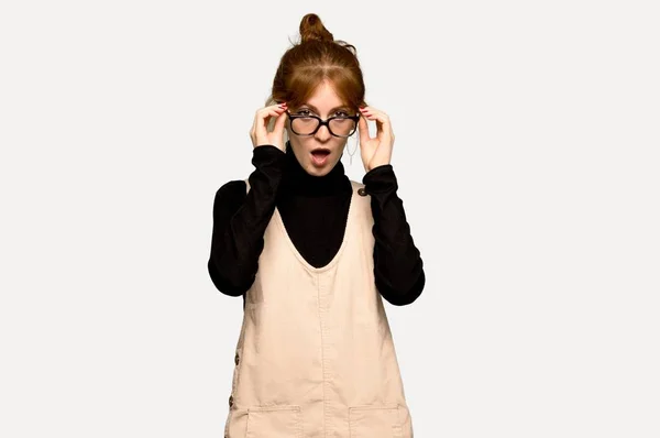 Gözlüklü Gri Arka Plan Üzerinde Sürpriz Genç Kızıl Saçlı Kadın — Stok fotoğraf