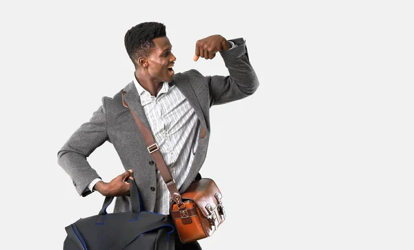 Hombre de negocios afroamericano viajando con maletas celebrati —  Fotos de Stock