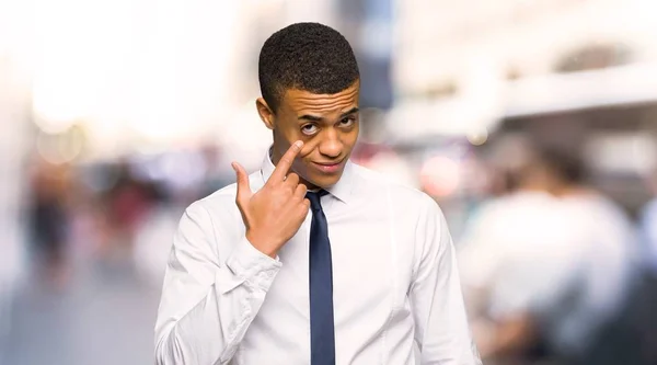 Joven Empresario Afroamericano Mirando Frente Ciudad — Foto de Stock