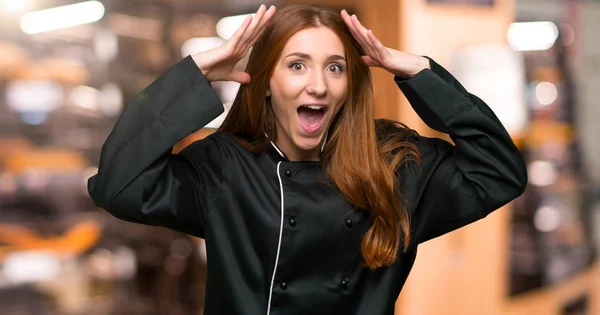 Jonge Roodharige Vrouw Van Chef Kok Verrast Geschokt Gelaatsuitdrukking Bakkerij — Stockfoto