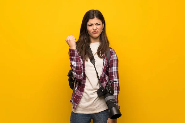 Fotógrafo Adolescente Chica Sobre Amarillo Pared Con Gesto Enojado —  Fotos de Stock