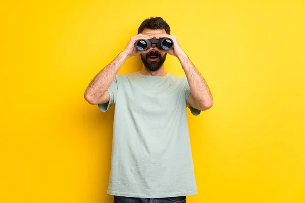 Man Met Baard Groene Shirt Kijken Verte Met Verrekijker — Stockfoto