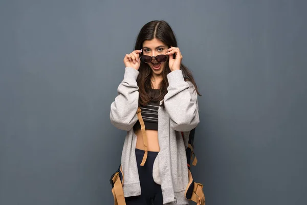 Genç Gezgin Kız Wall Gözlüklü Sürpriz — Stok fotoğraf