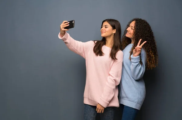 Adolescentes Amigos Haciendo Una Selfie —  Fotos de Stock