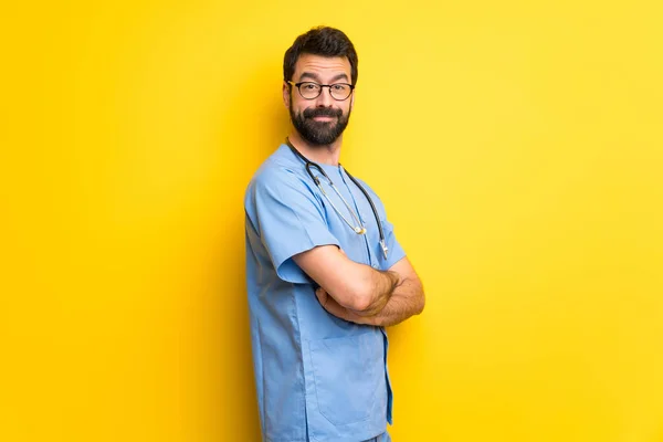 Χειρουργός Γιατρός Άνθρωπος Διατηρώντας Χέρια Σταυρωμένα Πλάγια Θέση Ενώ Χαμογελώντας — Φωτογραφία Αρχείου