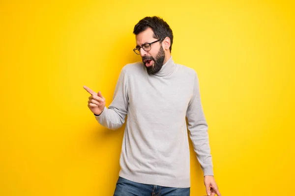 Uomo Con Barba Dolcevita Diverte Ballare Mentre Ascolta Musica Una — Foto Stock