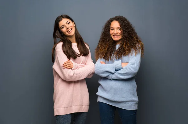 Adolescentes Amigos Mantendo Braços Cruzados Posição Frontal — Fotografia de Stock