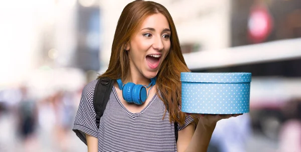 Rousse Étudiant Femme Tenant Boîte Cadeau Dans Les Mains Dans — Photo