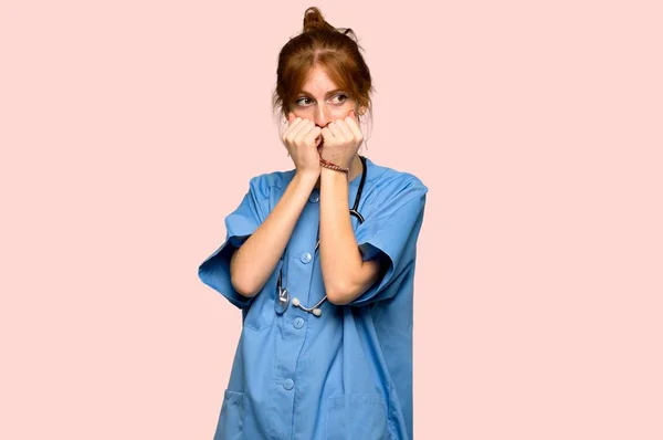 Jovem Enfermeira Ruiva Está Pouco Nervosa Assustada Colocando Mãos Boca — Fotografia de Stock