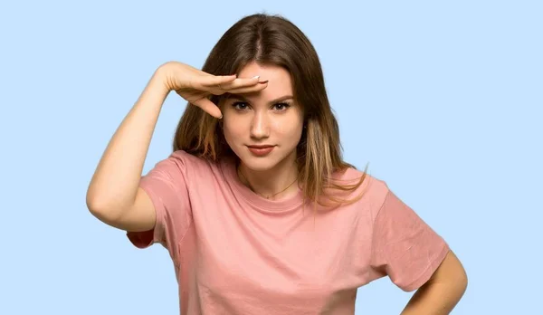 Menina Adolescente Com Suéter Rosa Olhando Para Longe Com Mão — Fotografia de Stock