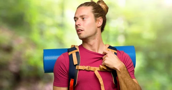 Uomo Escursionista Con Zaino Spalla Montagna Con Espressione Stanca Malata — Foto Stock