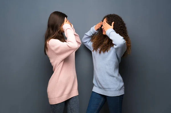 Amigos Adolescentes Cobrindo Olhos Por Mãos Surpreendido Ver Que Está — Fotografia de Stock