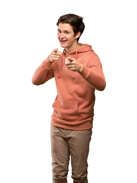 Hombre Adolescente Con Sudadera Apuntando Frente Sonriendo Sobre Fondo Blanco — Foto de Stock