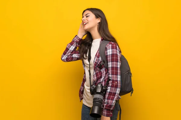 Fotograf Nastolatek Dziewczyna Nad Żółte Ściany Słuchając Coś Kładąc Rękę — Zdjęcie stockowe