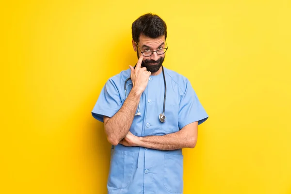Chirurg Lekarz Mężczyzna Patrząc Przodu — Zdjęcie stockowe