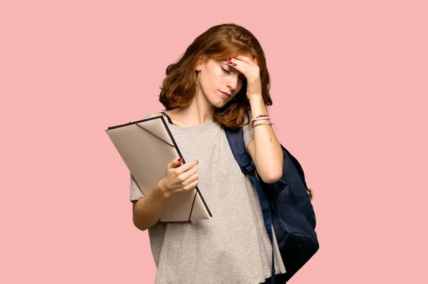 Junge Rothaarige Studentin Mit Müdem Gesichtsausdruck Vor Rosa Hintergrund — Stockfoto