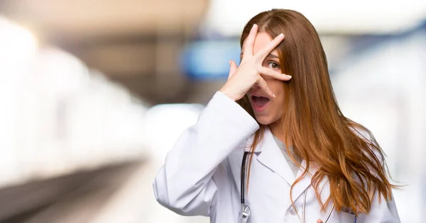 Rossa Medico Donna Con Sorpresa Scioccato Espressione Facciale Ospedale — Foto Stock