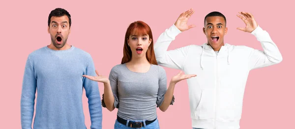 Groep van drie vrienden verrast en geschokt gezicht expressi — Stockfoto