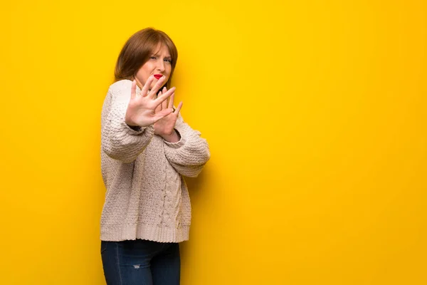 Roodharige Vrouw Gele Muur Nerveus Bang Handen Naar Voren Strekken — Stockfoto