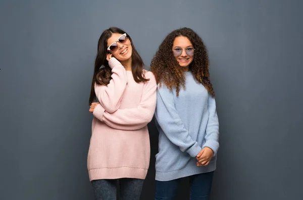 Amigos Adolescentes Com Óculos Sorrindo — Fotografia de Stock