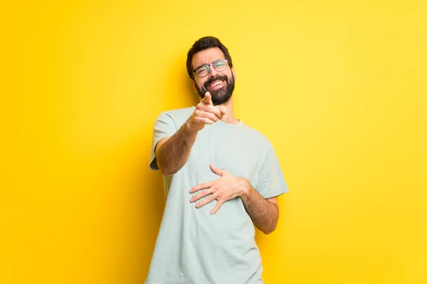 Hombre Con Barba Camisa Verde Señalando Con Dedo Alguien Riendo —  Fotos de Stock