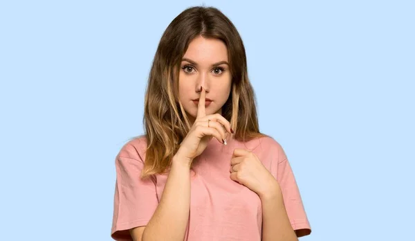Menina Adolescente Com Suéter Rosa Mostrando Sinal Gesto Silêncio Colocando — Fotografia de Stock