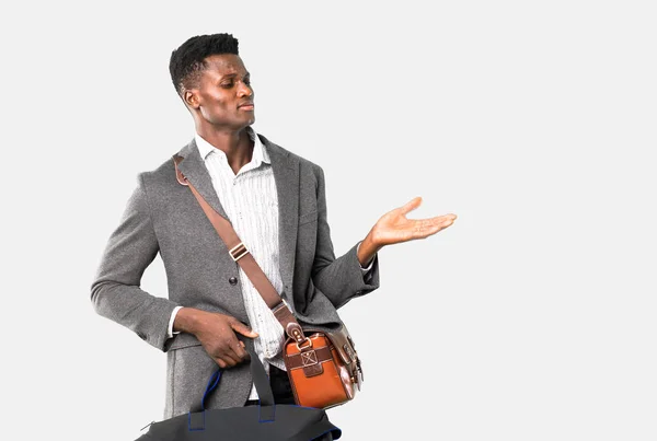 Hombre de negocios afroamericano viajando con maletas infelices a —  Fotos de Stock