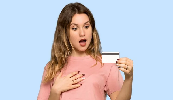 Menina Adolescente Com Suéter Rosa Segurando Cartão Crédito Surpreso Fundo — Fotografia de Stock