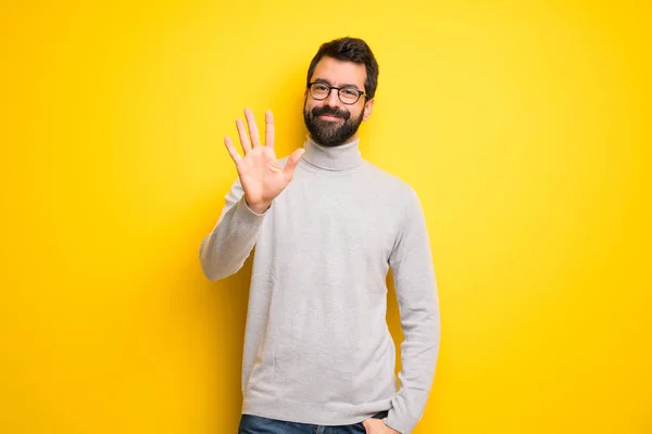 Hombre Con Barba Cuello Alto Contando Cinco Con Los Dedos —  Fotos de Stock
