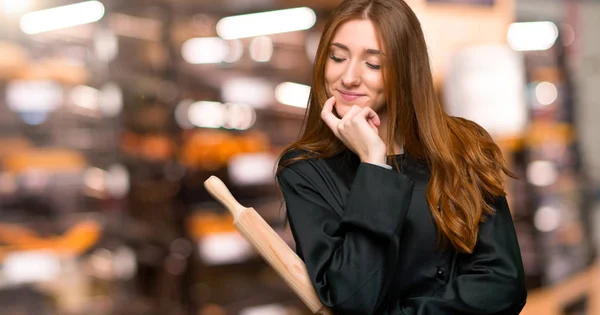 Jonge Roodharige Chef Kok Vrouw Zoek Naar Beneden Met Hand — Stockfoto