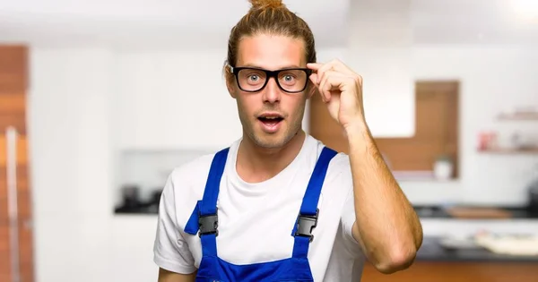 Arbeiter Mit Brille Haus Überrascht — Stockfoto