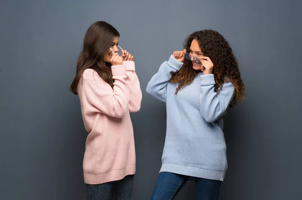 Amigos Adolescentes Con Gafas Sorprendidos —  Fotos de Stock