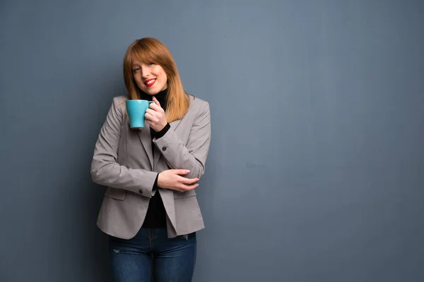熱い一杯のコーヒーを保持している赤毛ビジネス女性 — ストック写真