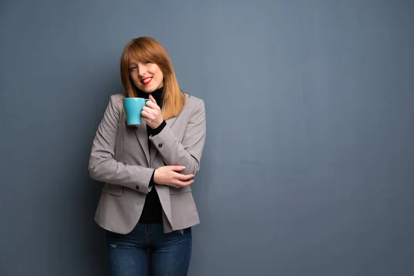 Rousse Femme Affaires Tenant Une Tasse Café Chaud — Photo