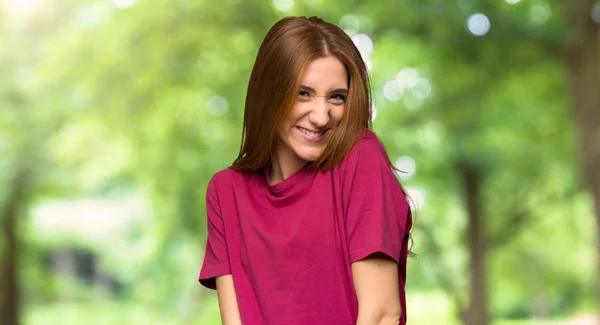 Giovane Rossa Ragazza Felice Sorridente Nel Parco — Foto Stock