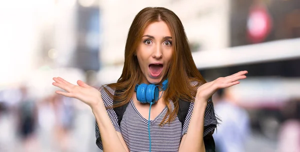 Femme Étudiante Rousse Avec Une Expression Faciale Surprise Choquée Dans — Photo