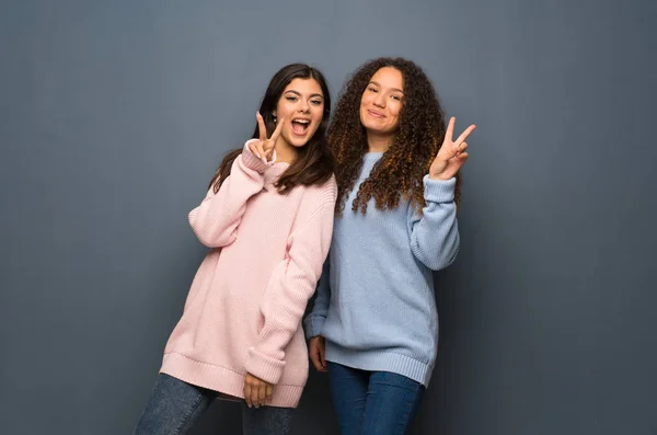 Teenager Friends Smiling Showing Victory Sign Both Hands — Stock Photo, Image